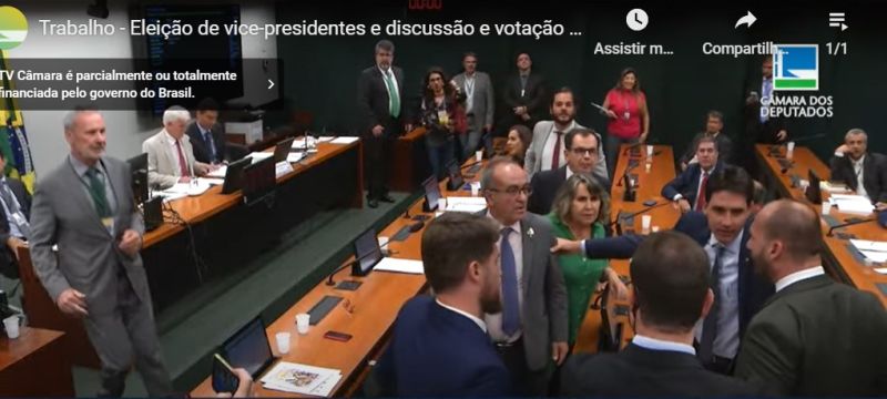 Eduardo Bolsonaro parte para cima de deputado: “Facada teu c*”, diz