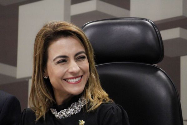 Soraya Thronicke sai do União Brasil e migra para o Podemos