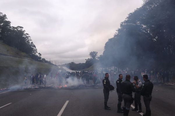 Indígenas protestam contra Marco Temporal na rodovia dos Bandeirantes em SP; pista é liberada