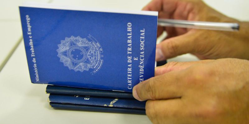 Caged: Brasil abre 180 mil vagas com carteira assinada em abril