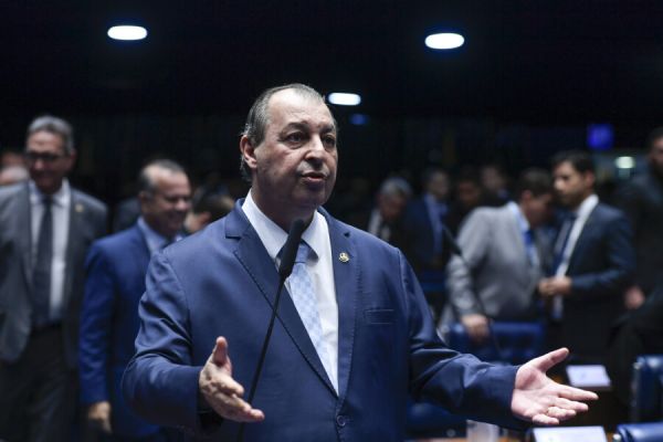 Omar Aziz se aproxima de Lira para aprovar arcabouço fiscal nesta semana