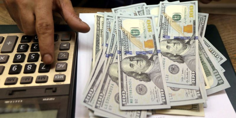 Dólar volta a R$ 5 com divulgação do PIB e acordo nos Estados Unidos