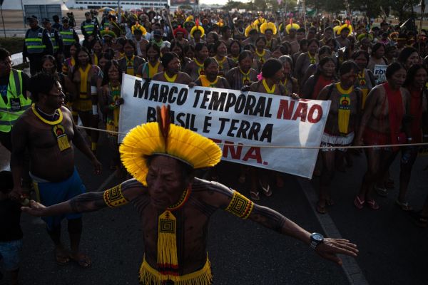 Planalto volta a ser cercado por grades durante manifestação indígena