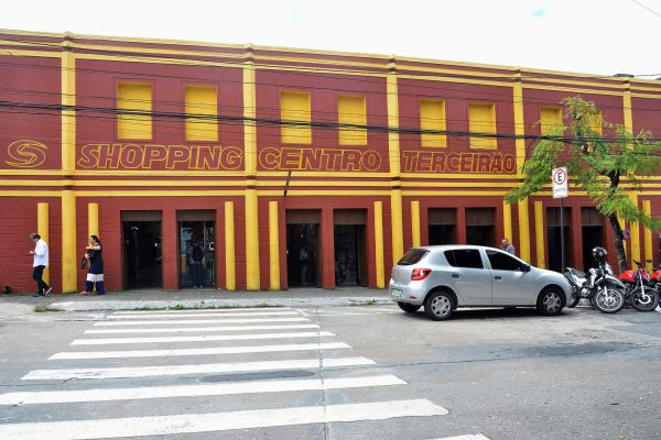 Shoppings populares funcionam normalmente nesta sexta-feira e suspendem atividades no sábado de São João