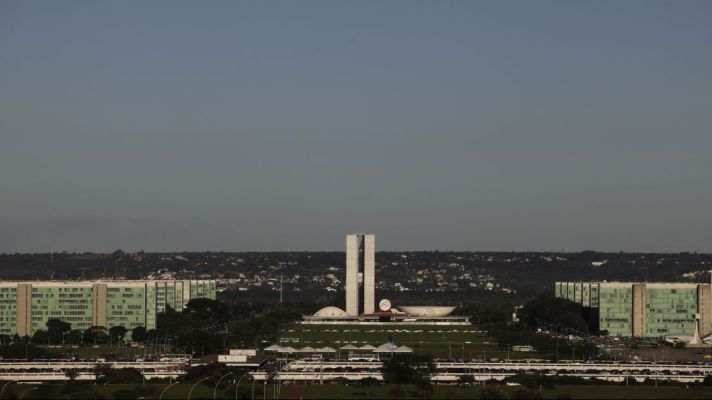 Projeto de discriminação contra políticos é corporativista e deve ficar parado no Senado, avaliam especialistas