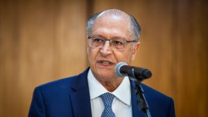 “Só faltam os juros escandalosos caírem”, diz Alckmin sobre economia brasileira