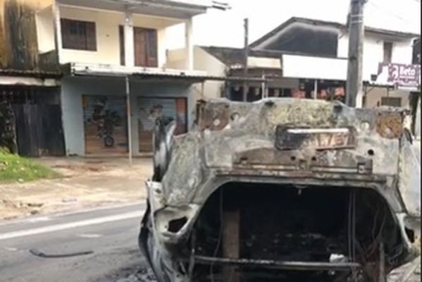 Carro fica totalmente destruído após capotar e pegar fogo durante a madrugada em João Pessoa Carro fica totalmente destruído após capotar e pegar fogo durante a madrugada em João Pessoa