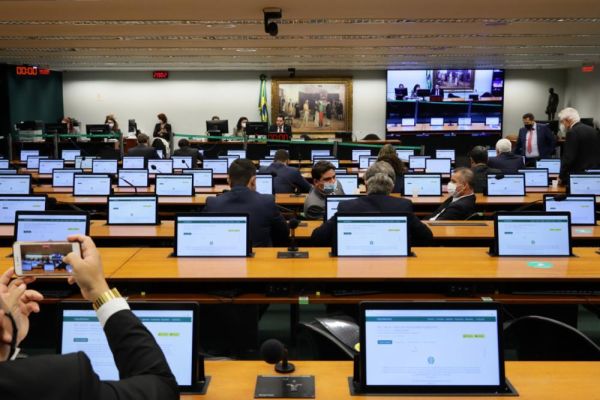 Câmara avança com PEC que promove a maior anistia da história aos partidos