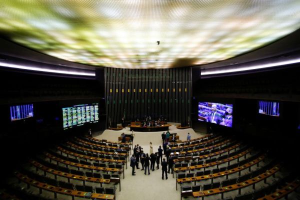 Câmara adia instalação de comissão especial da PEC que anistia partidos de punições